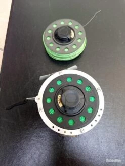 MOULINET MOUCHE AUTOMATIC MITCHELL 710 AVEC SES DEUX BOBINES . PARFAIT ETAT . PETIT PRIX .